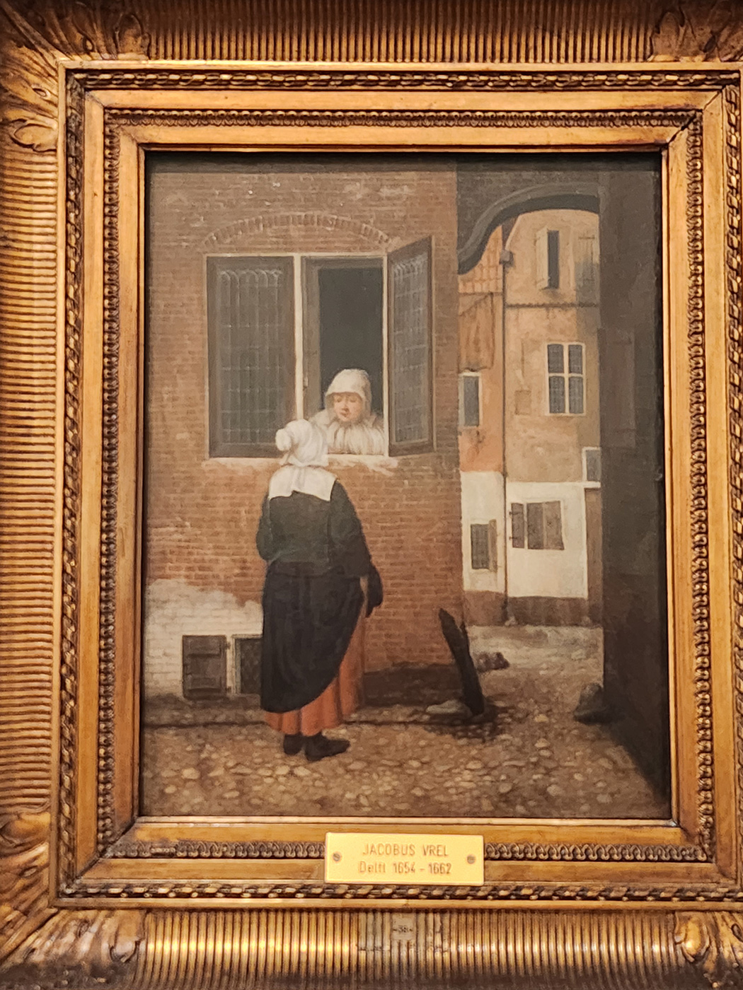 Deux femmes conversant par une fenêtre. Huile sur panneau 35,7 x 28,2cm. Worms Museum Heylshof. Achetée et présente dans le catalogue de l’œuvre de Vermeer dans la gazette des Beaux-Arts de 1866. Même datation du panneau provenant du même arbre que la scène de rue précédente.